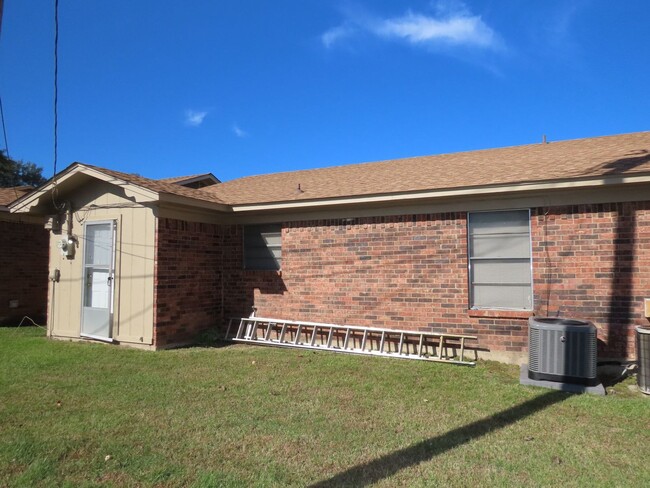 Building Photo - Charming 2 Bedroom, 1 Bath in Whitehouse ISD!