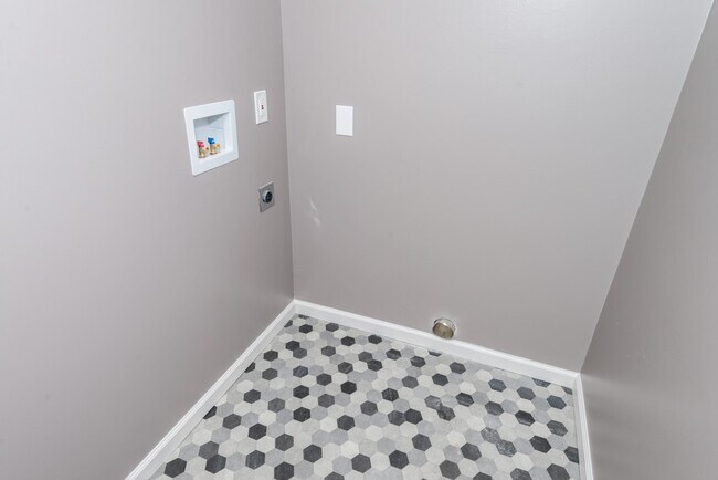 Building Photo - 6450 Chippingdon Dr