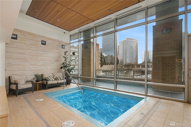 Building Photo - 10610 NE 9th Pl