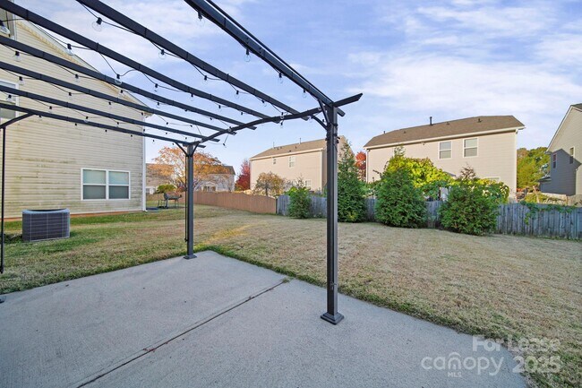 Building Photo - 6223 Woodland Commons Dr