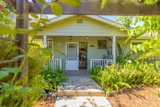 Building Photo - Cozy 2 Bedroom Cottage with Lush Gardens