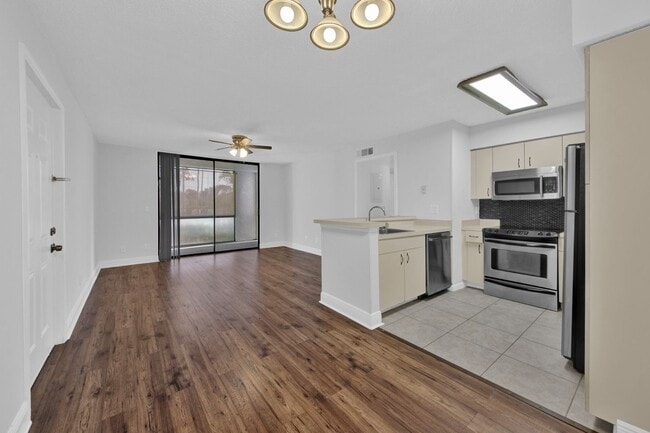 Building Photo - 1/1 in Fort Myers- Unfurnished Annual