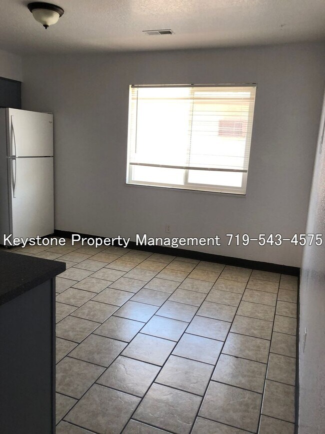 Building Photo - $525 OFF Move In Special! Well Maintained Apartment - Near CSUP 2 Bed/1 Bath $1050/$1050