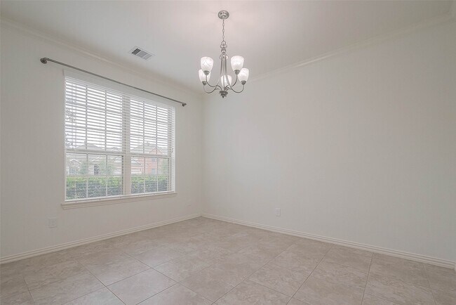 Building Photo - 2261 Oak Cir Dr N