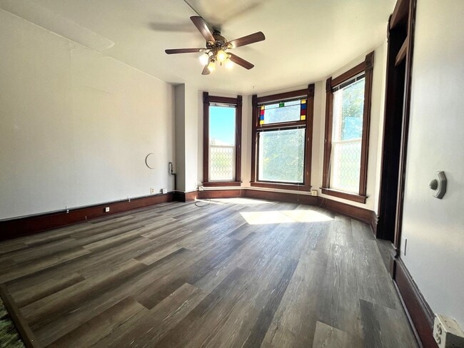 Building Photo - Light Filled Top Floor 1 Bedroom in Unbeatable Hip Strip Location!