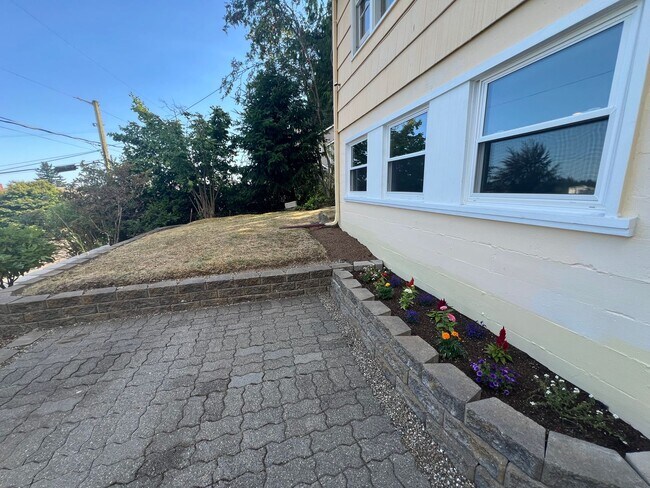 Building Photo - Furnished 1 Bedroom, 1 Bath including all ...