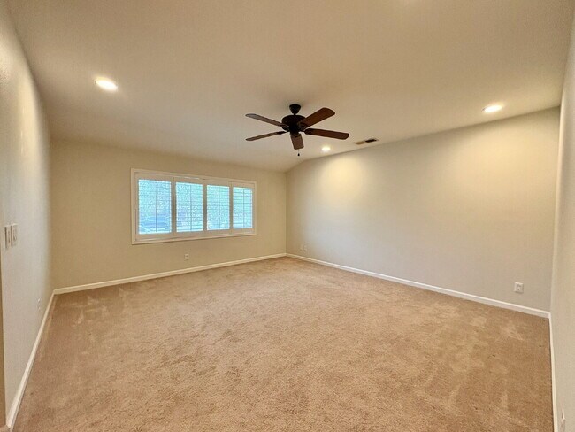 Building Photo - Spacious 3 Bedroom Gilroy Home with AC  & Attached Garage