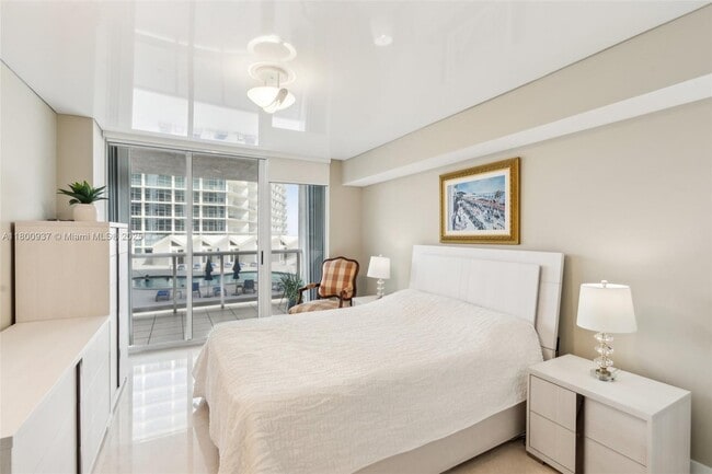 Building Photo - 16711 Collins Ave