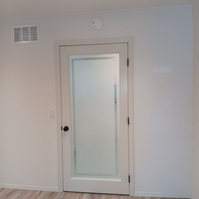Building Photo - Great Home & Office is Ready for you in Jefferson!