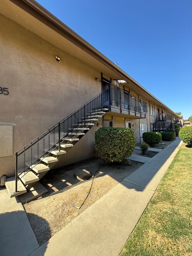 Building Photo - Upstairs unit with Balcony!! Move in Ready!