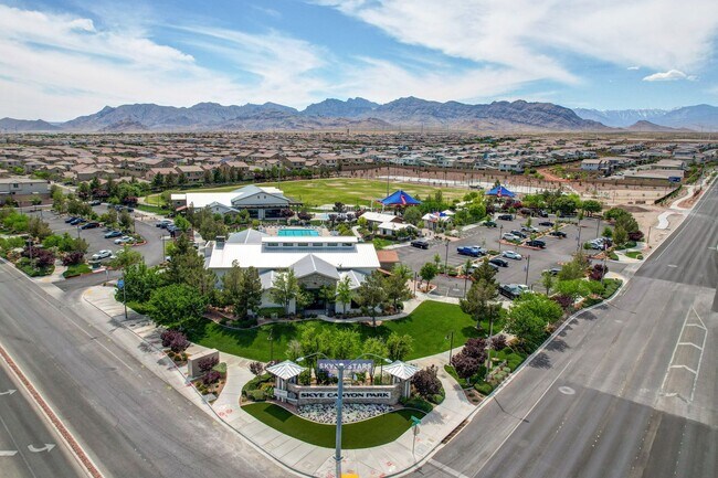 Building Photo - Stunning 3 Bedroom in Skye Canyon Master P...