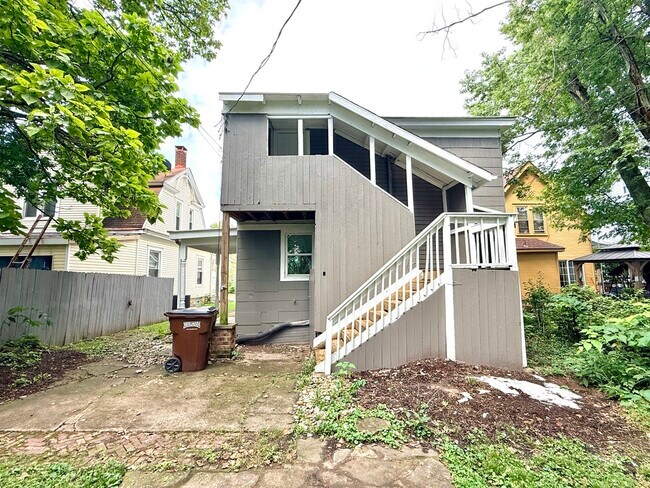 Building Photo - 214 N Cherry St