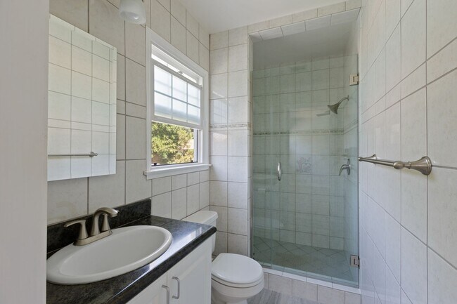 Building Photo - Beautiful 3-Bedroom Home with Pool in Tarzana!