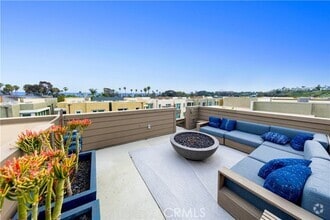 Building Photo - 983 Doheny Way