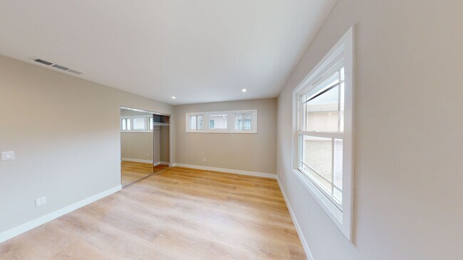 Building Photo - 4BD/3BA on Pontiac!!