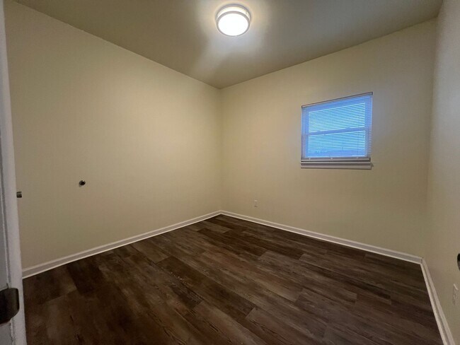 Building Photo - Updated 2BR Apartment Now Showing!