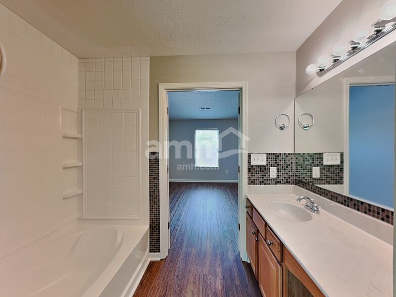 Building Photo - 5808 W Port Dr
