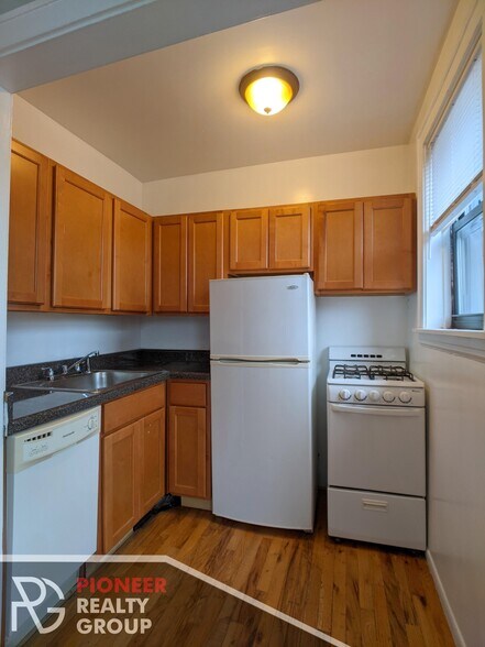 Building Photo - 737 W Belmont Ave