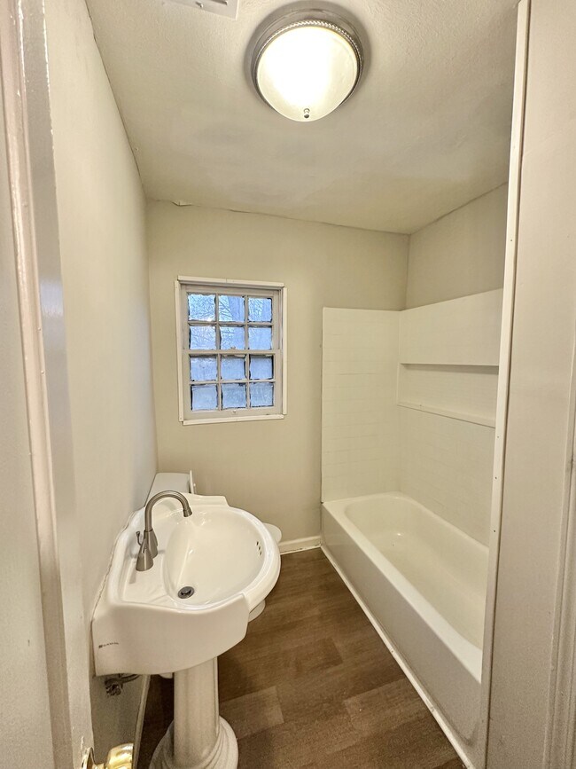 Building Photo - 1860 Woodland Ave SW