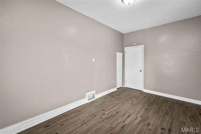 Building Photo - Completely remodeled and move-in ready!
