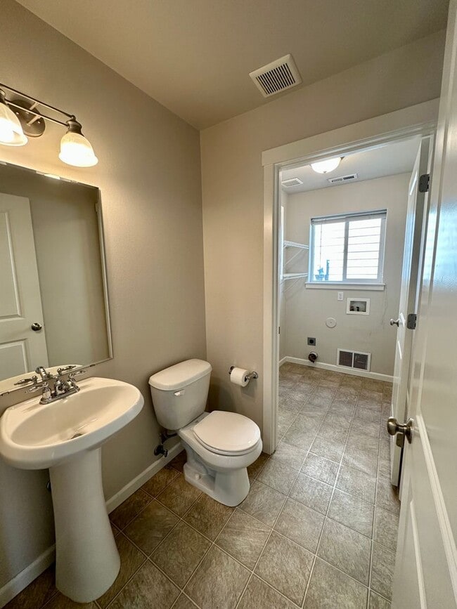 Building Photo - LARGE SINGLE FAMILY HOME ON CORNWALL (RPM#220)