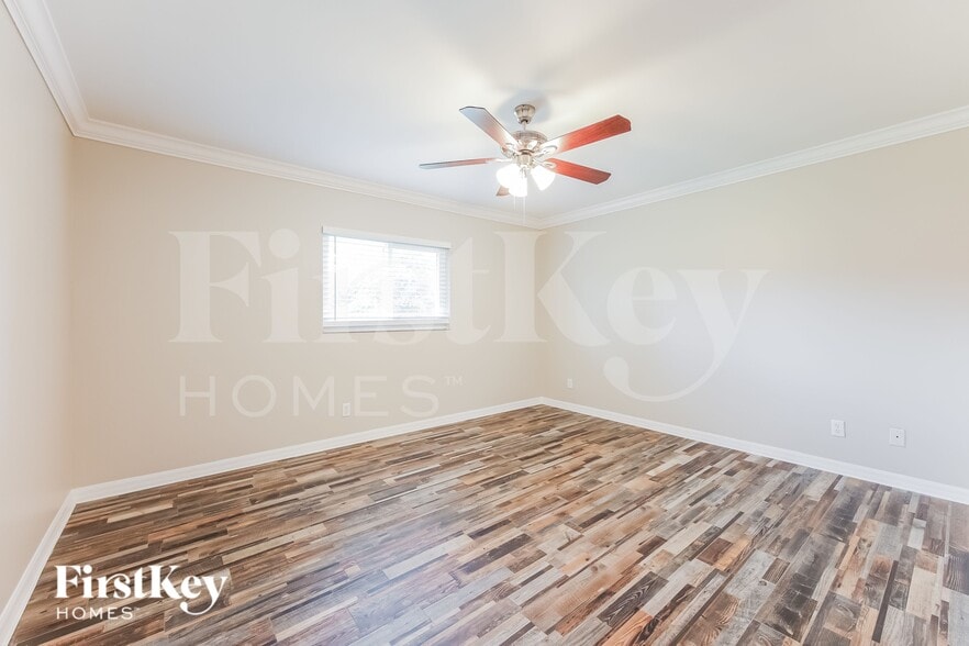 Building Photo - 1408 Flora Ave N