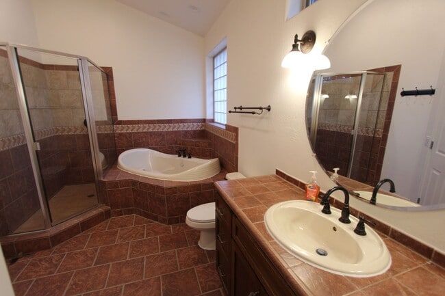 Building Photo - Stunning Boulder Pointe home with Huge Bon...