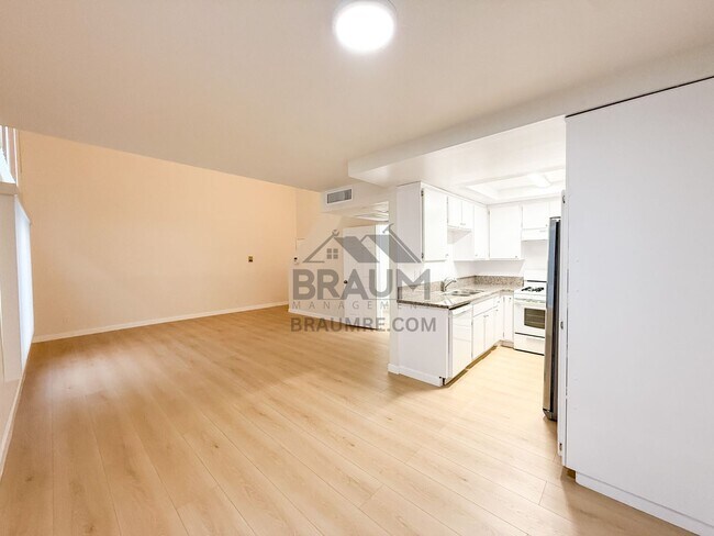 Building Photo - 5245 Riverton Ave