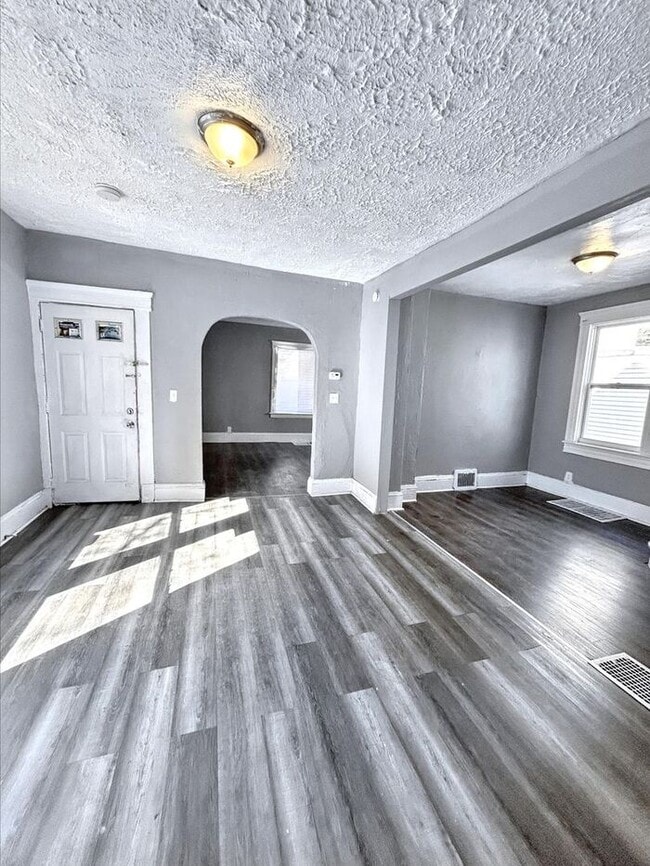 Primary Photo - Adorable 3-Bedroom Home with Modern Conven...