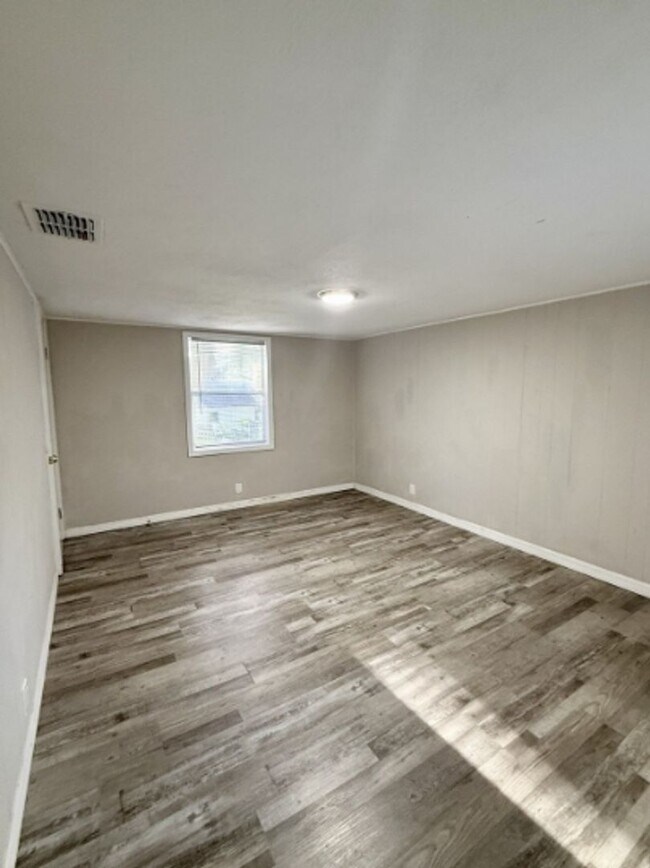 Building Photo - Dual Living Delight in the Heart of Lakeland!