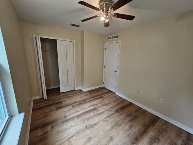 Building Photo - 3/2 with fenced in yard!