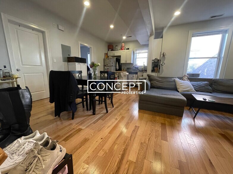 Building Photo - 721 Parker St