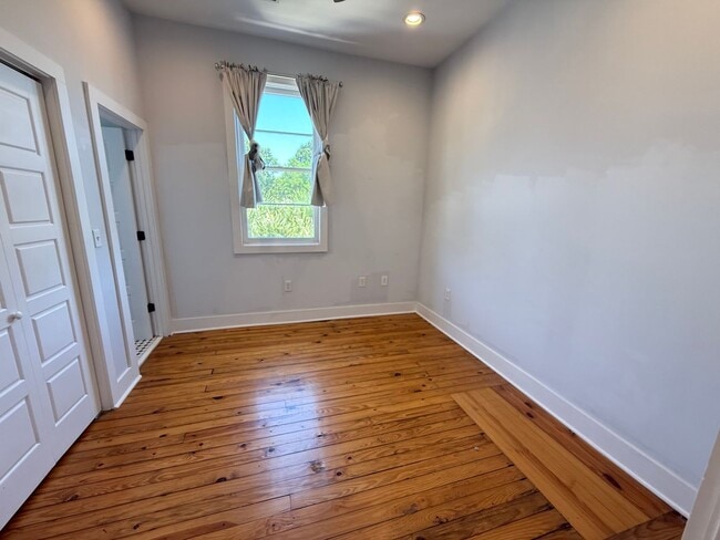 Building Photo - 3 Bedroom 3 Bath Apartment - Downtown Char...
