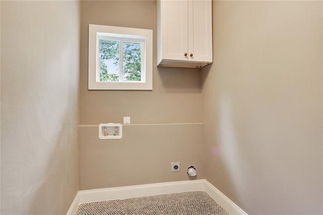 Building Photo - 1060 Regent St SW