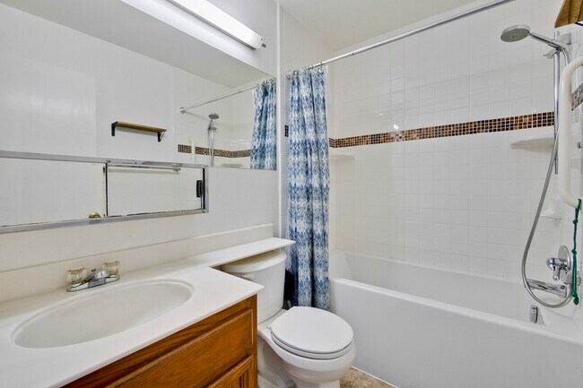 Building Photo - 280 Easy St