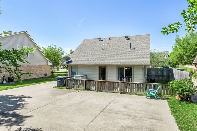 Building Photo - SUBLEASE AVAILABLE IMMEDIATELY THROUGH JUL...