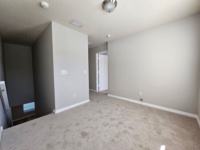 Building Photo - Seven Oaks 2/2.5 Townhouse