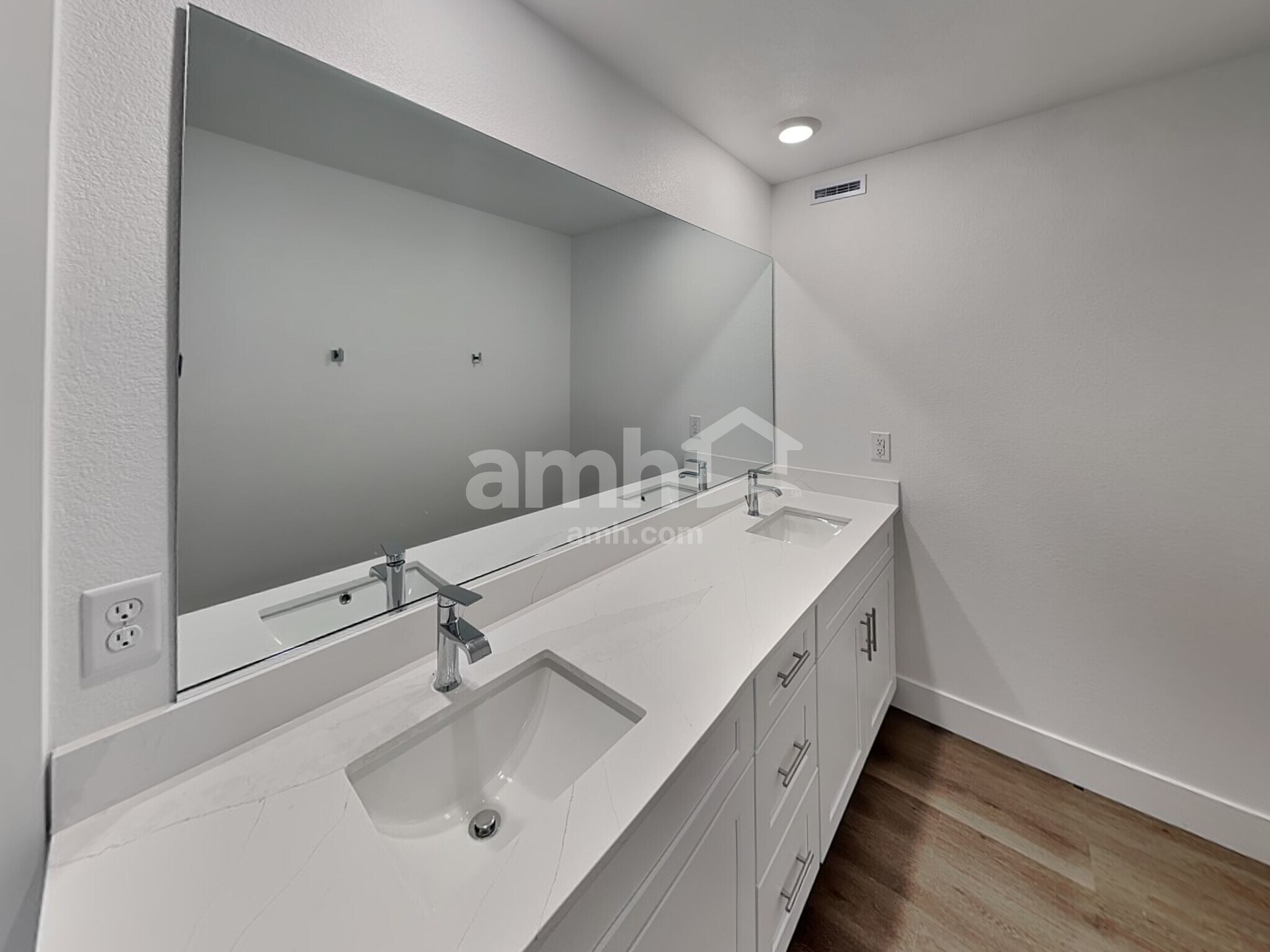 Building Photo - 5879 Vaes Dothrak St