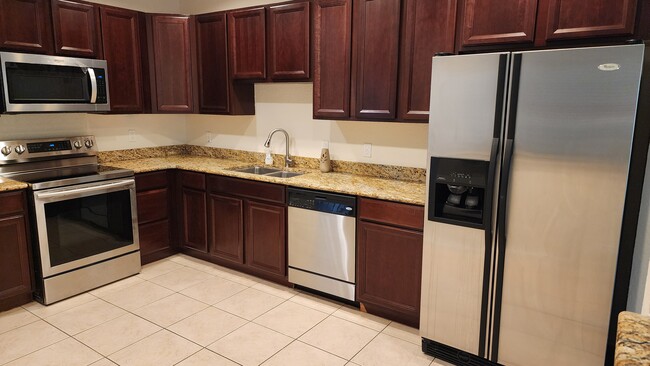 Stainless steel appliances and granite countertops - 1594 Common Way Rd