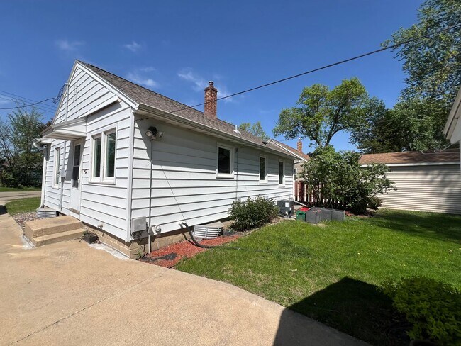 Building Photo - 2 Bed, 1 Bath Single-Family Home Close to ...