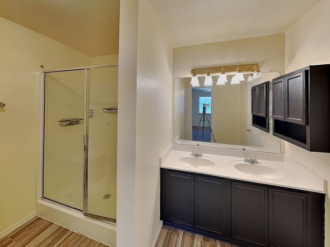 Building Photo - Move-In Ready Charm with Space to Love! $500 off the first full month’s rent with a move-in on or...