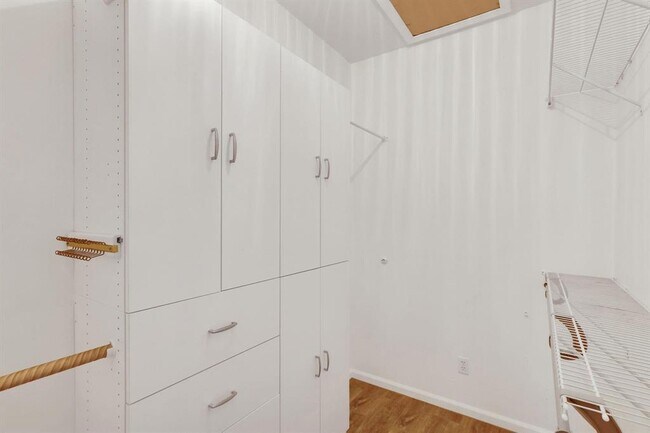 Building Photo - 7334 Pine Creek Way