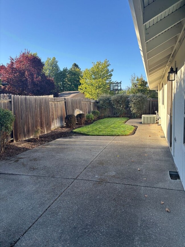 Building Photo - Corner Lot, RV Parking in North Medford!!
