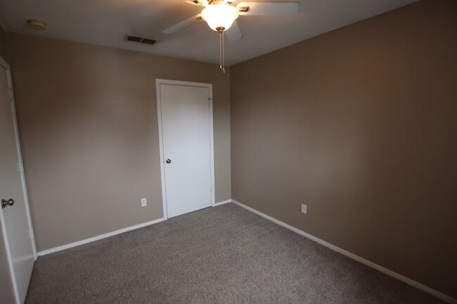 Building Photo - 447 Redbud Cir
