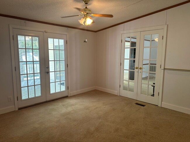 Building Photo - 4 bedroom 2 bathroom spacious home!