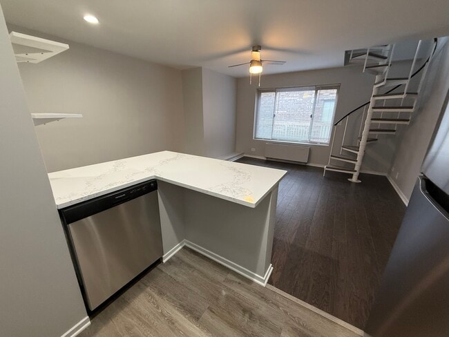 Building Photo - 744 W Gordon Terrace