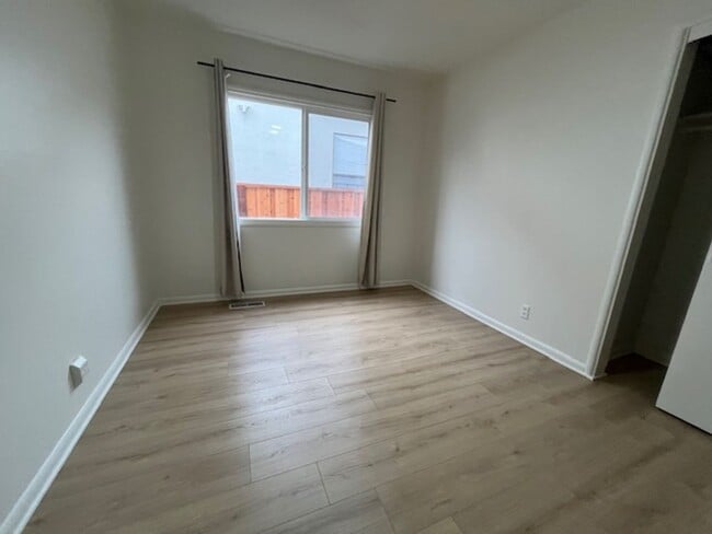 Building Photo - Updated El Cerrito Home with New Kitchen Appliances, Private Deck & Great Walkability