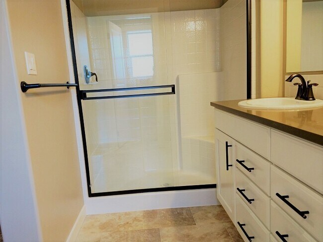 Building Photo - 6 MONTH LEASE AGREEMENT!