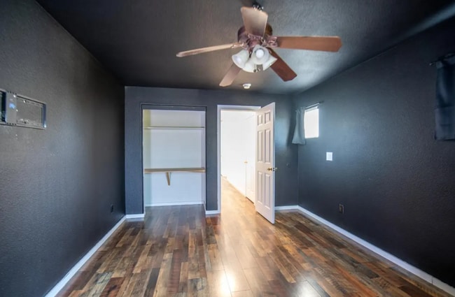 Building Photo - 1228 E Waterview St