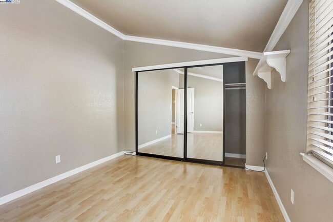 Building Photo - GREAT END UNIT, IMMACULATE SINGLE STORY, WITH LAMINATE FLOORING THROUGH OUT... 2 BEDS/1.5 BATH